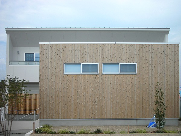木造　福岡あけぼのモデルハウス1、外観南側の杉板部分です
