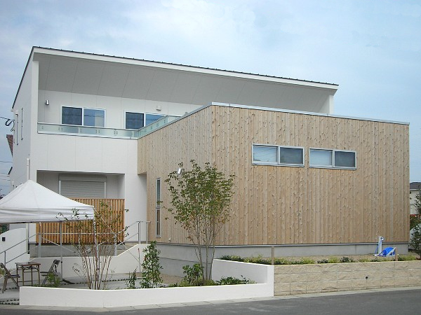 木造　福岡あけぼのモデルハウス2、外観全景で、杉板とサイディングの箱が並びます