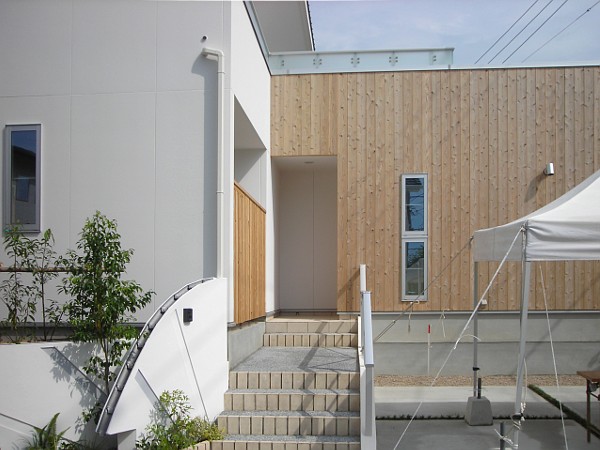 木造　福岡あけぼのモデルハウス3、玄関部分で、木箱の中に入っていく雰囲気です