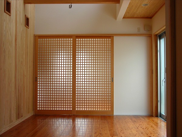 木造　福岡あけぼのモデルハウス4、リビングとダイニングを仕切る格子戸です