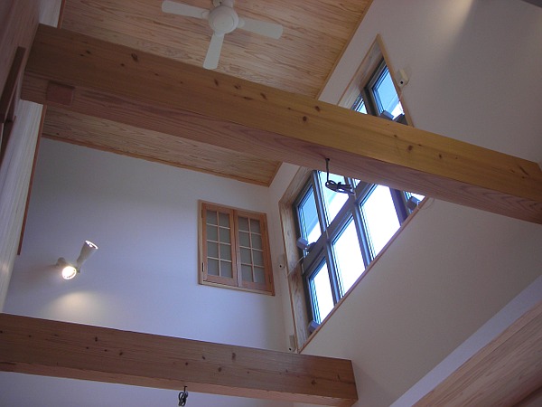 木造　福岡あけぼのモデルハウス5、リビング上部は吹き抜けで、天井扇を付けています