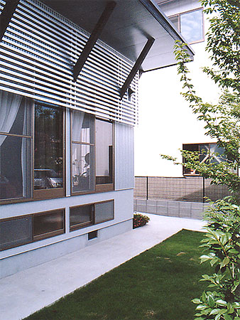 木造　三角の家3、深い庇を支える方杖と日差しを遮るルーバーに加えて、地窓をつけて通風しやすくしています