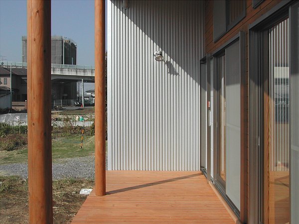 木造　熊本K邸3、木デッキの側面はガルバリウム鋼板仕上げで、照明が木デッキを照らします