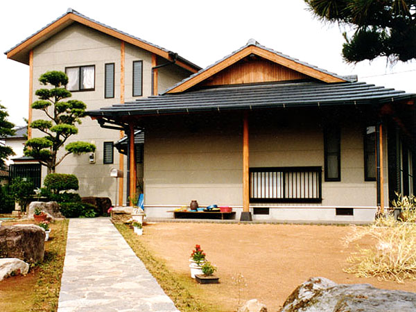 木造　熊本KM邸1、広い庭から玄関へまっすぐアプローチします