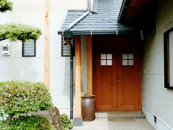 木造　熊本KM邸2、玄関ドアは木製の両開きです