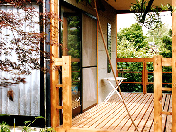 木造　熊本KM邸4、広い屋根付ウッドテラスがあります