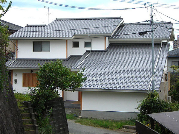 木造　熊本M邸1、道路側からの外観は、いぶし瓦の屋根が強調されます