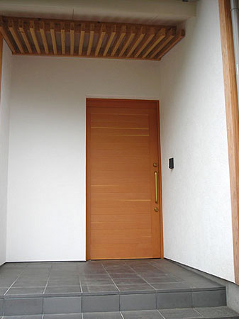 木造　熊本M邸2、玄関扉は米松、天井は格子で仕上げています