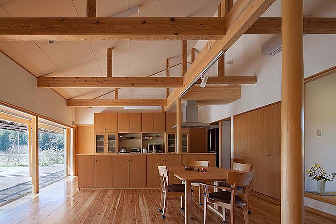木造　熊本S邸3、リビングダイニングキッチンは屋根の形に天井を傾斜させ、天井高さを確保しつつ木の構造部分も魅せています