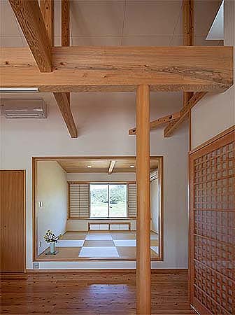 木造　熊本S邸5、リビング脇には一段上がった和室がつながり、普段はリビングの延長として、戸で仕切れば応接や客間としても使えます