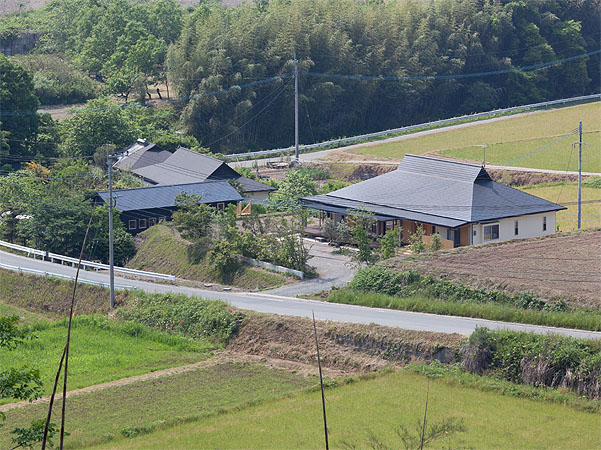 木造　熊本S邸8、周囲を含めた全景で、親族の住まいが集まり、集落のようにまとまっています