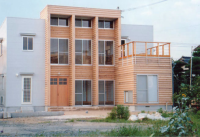 木造　熊本T邸1、外観は木板のボックスとサイディングのボックスを組み合わせて構成しています。