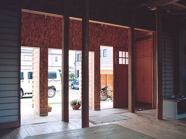 木造　熊本T邸2、玄関は床が土間の吹抜け空間として通路状に長く続き、陽だまり空間を生み出しています