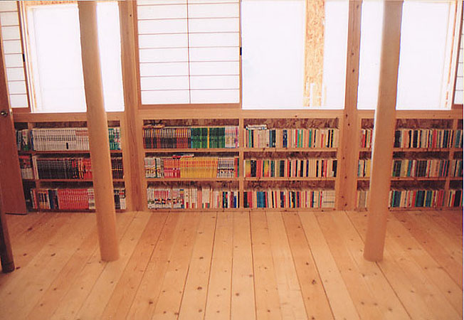 木造　熊本T邸2、床はツーバーフォー材を根太無しで利用、腰壁の厚みを利用した本棚の先は玄関土間上の吹抜けです