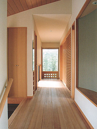 木造　熊本W邸4、玄関から続く廊下の突き当たりは坪庭、右手にリビングに大きく開く格子戸があります