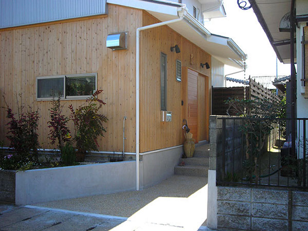 木造　福岡F邸2、道路側から見た玄関部分で、杉板仕上が玄関部分まで続きます
