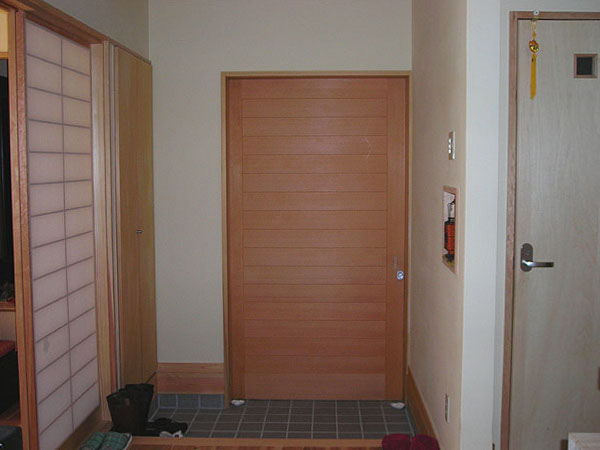 木造　福岡F邸3、玄関戸は出入りしやすい、大きな木製引き戸としました