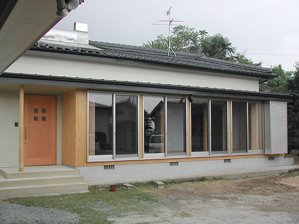 木造　菊池N邸10、リビングから縁側の外観で、掃き出し窓が連窓で続き雨戸も備わります