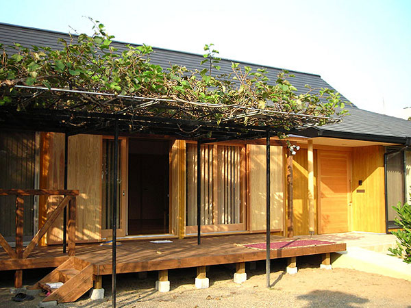 木造　熊本N邸2、リビング前面にはウッドデッキが広がり、上部にはパーゴラを設置して夏の強い日差しを緑が遮ります