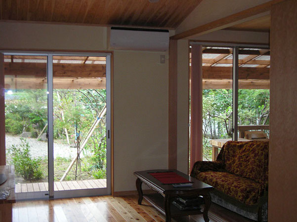 木造　熊本N邸5、リビングはウッドデッキを介して庭とつながり、パーゴラの植物で季節に応じた日差しを得られます