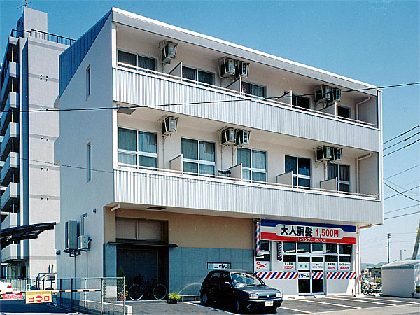 RC造　福岡　BS1　2、道路側から見た外観で、1階はテナントです