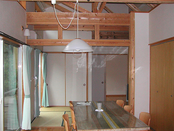 木造　城南グループホーム4、食堂とタタミの居間空間は、小屋梁を見せて天井を高くしています