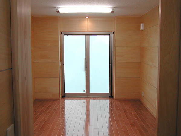 木造　城南記念館4、理事長室は床が桜材で壁はシナ合板、直接外に出られて大きく開く両開き窓がつきます