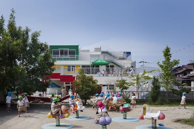 鉄骨造　城山幼稚園4、外観全景4園庭から