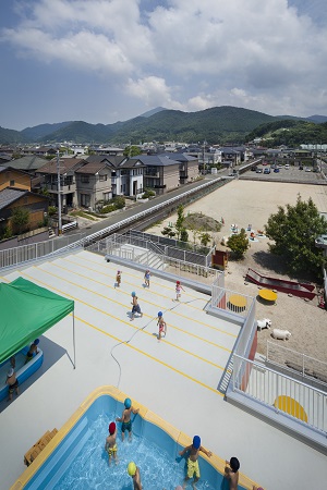 鉄骨造　城山幼稚園6、階段状部分もある広い屋上にプールを設置しています