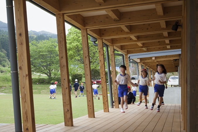 木造　三加和小中学校5、校庭と教室の間のウッドデッキでは、休み時間になると子供たちが走り回ります