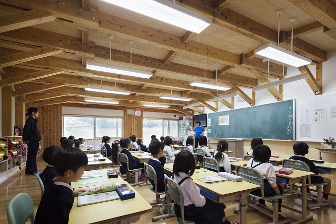 木造　三加和小中学校8、教室の天井には屋根勾配に沿って梁が並びます