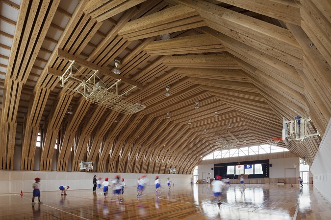 木造　三加和小中学校17、体育館は木梁を強調したダイナミックな空間です