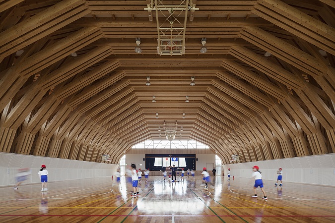 木造　三加和小中学校19、正面ステージの上にも明るさを取り入れる窓が有り、その先はグラウンドにつながります